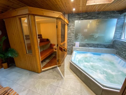 Hot Tub, Sauna, Spa and wellness centre/facilities