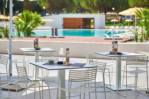 Restaurant/places to eat, Lounge or bar