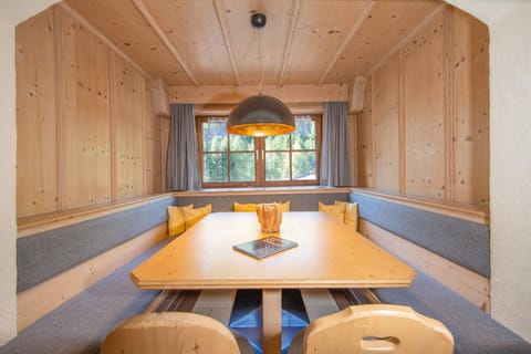 Seating area, Dining area