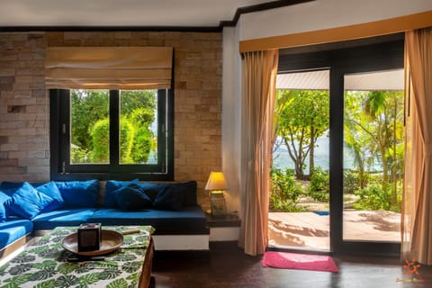 Living room, Garden view, Lake view