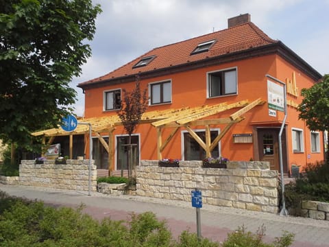 Facade/entrance