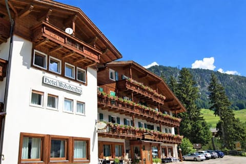 Property building, Spring, Day, Natural landscape, Mountain view, Location, Parking