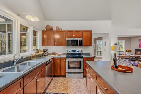 Coffee/tea facilities, Food and drinks, Floor plan, dishwasher, microwave, oven, kitchen