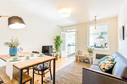 TV and multimedia, Kitchen or kitchenette, Living room, Seating area, Dining area