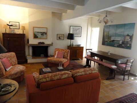 Maison familiale proche port à Sauzon, WIFI inclus - FR-1-418-11 House in Brittany