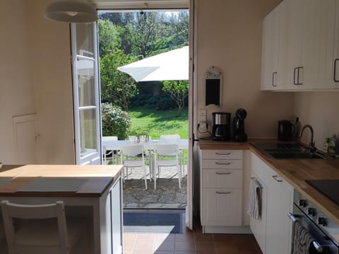 Maison avec jardin et accès direct plage à Le Palais - FR-1-418-20 House in Brittany