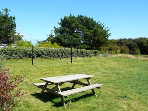 Maison calme avec grand jardin, proche plage - FR-1-418-52 House in Brittany