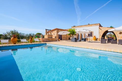 Property building, Day, Pool view, Swimming pool, sunbed