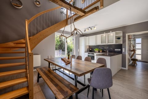 Dining area, kitchen