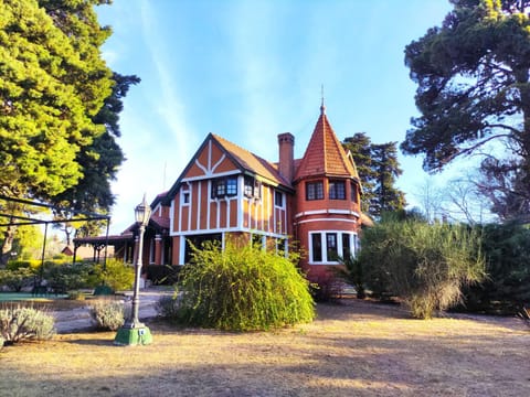 Property building, Spring, Day, Natural landscape, Garden, Garden view