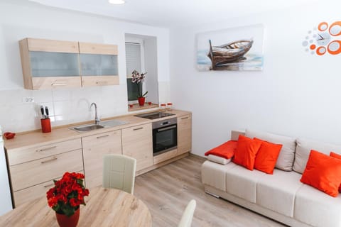 Coffee/tea facilities, Kitchen or kitchenette, Living room, Dining area