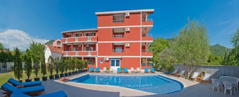 Property building, Restaurant/places to eat, Facade/entrance, Garden, Balcony/Terrace, Lounge or bar, Decorative detail, Garden view, Mountain view, Pool view, Swimming pool, Sports