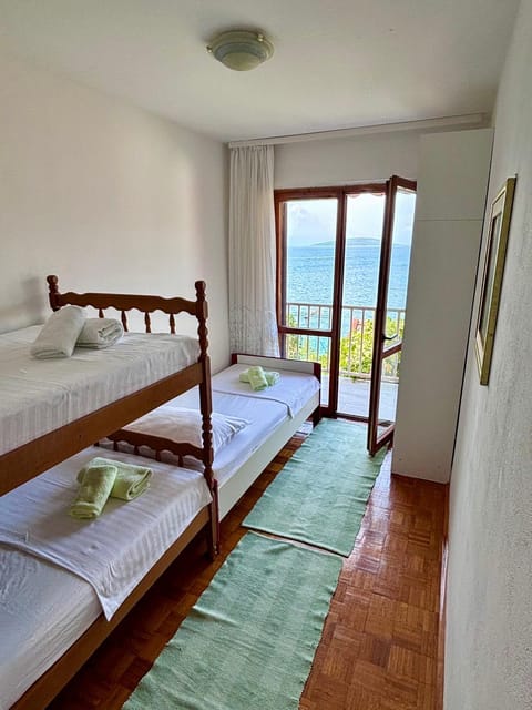 Bed, Natural landscape, Photo of the whole room, Bedroom, towels