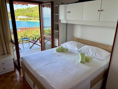 Bed, Natural landscape, View (from property/room), Balcony/Terrace, Photo of the whole room, Bedroom, Sea view, towels