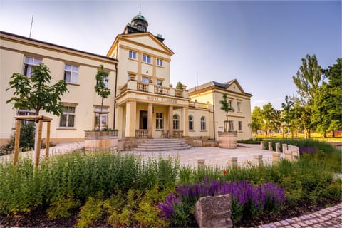 Property building, Neighbourhood, Garden