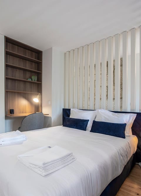 Bed, Photo of the whole room, towels