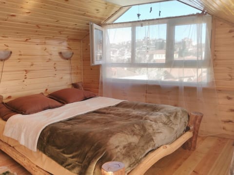 Photo of the whole room, City view, Mountain view