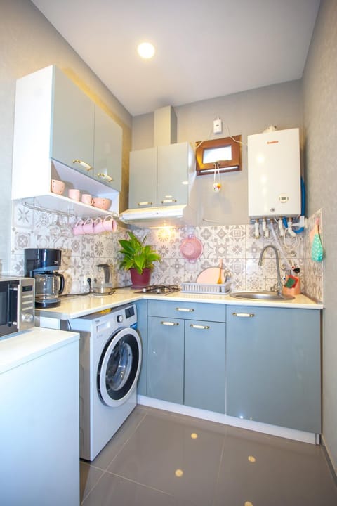 Coffee/tea facilities, Kitchen or kitchenette, Dining area