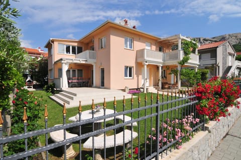 Property building, Day, Neighbourhood, Natural landscape, Garden, Balcony/Terrace, Garden view