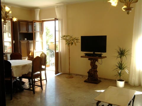 TV and multimedia, Coffee/tea facilities, Balcony/Terrace, Living room, Dining area