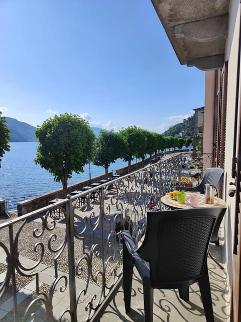 Natural landscape, View (from property/room), Balcony/Terrace, Food, Lake view, Mountain view