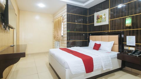 Bed, TV and multimedia, Photo of the whole room, Bedroom