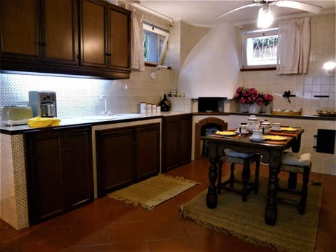 Coffee/tea facilities, Kitchen or kitchenette, Dining area, dishwasher, oven, stove, toaster
