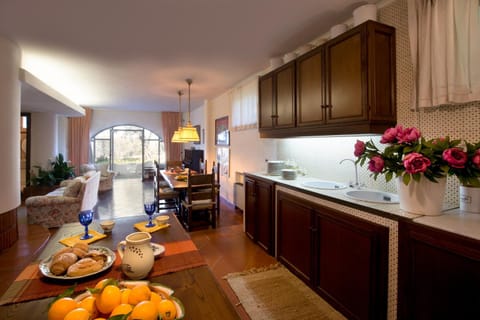 Kitchen or kitchenette, Living room, Food and drinks, Dining area, Food
