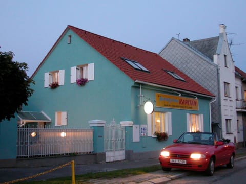Facade/entrance