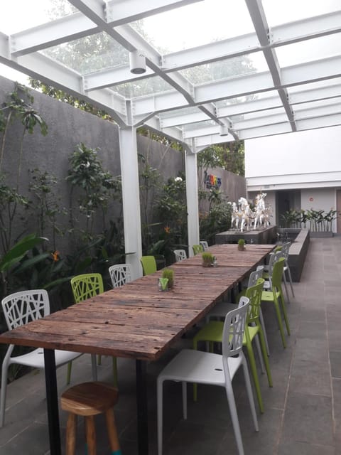 Restaurant/places to eat, Garden, Dining area