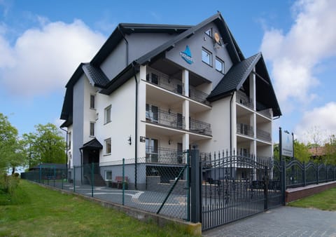 Property building, Facade/entrance, Bird's eye view, Floor plan