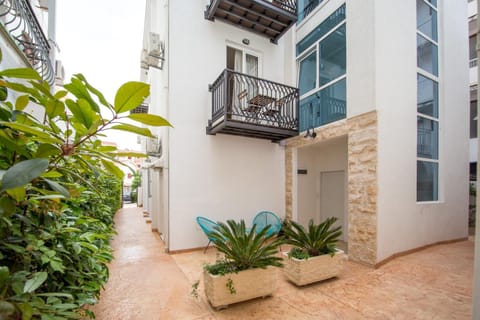 Property building, Patio, Facade/entrance