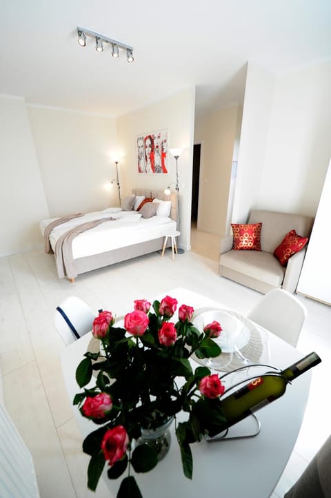 Bed, Photo of the whole room, Decorative detail, Dining area, Bedroom