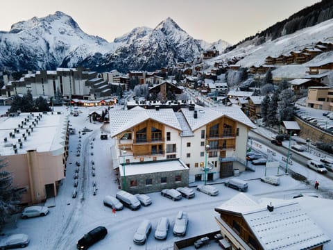 Property building, Facade/entrance, Natural landscape, Bird's eye view, Winter, Mountain view, Location