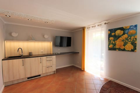 Shower, Toilet, Communal lounge/ TV room, BBQ facilities, BBQ facilities, Garden, Garden, Bathroom, TV and multimedia, Balcony/Terrace, Balcony/Terrace, Kitchen or kitchenette, Living room, Seating area, Dining area, Beach, Bedroom