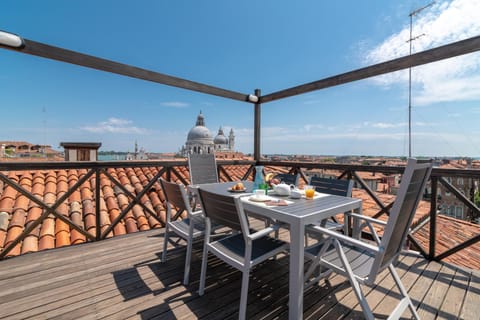 Balcony/Terrace, Photo of the whole room, Decorative detail, City view