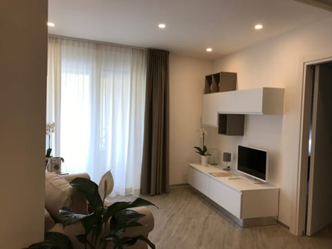 Photo of the whole room, Seating area