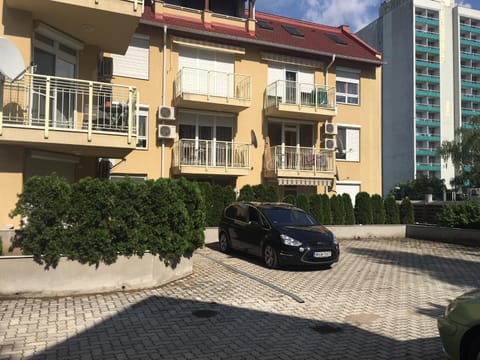 Property building, Balcony/Terrace, Parking