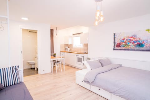 Shower, Toilet, Property building, Nightclub / DJ, Bathroom, TV and multimedia, Coffee/tea facilities, Balcony/Terrace, Balcony/Terrace, Kitchen or kitchenette, Living room, Seating area, Dining area, Evening entertainment, Bedroom, City view, City view, Family, Quiet street view