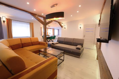 Communal lounge/ TV room, TV and multimedia, Living room, Seating area, Dining area