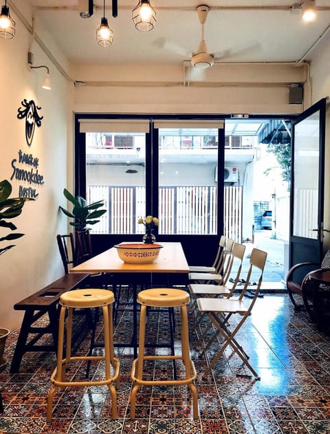 Restaurant/places to eat, Living room, Seating area, Dining area