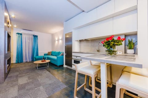 Kitchen or kitchenette, Living room, Seating area, Dining area
