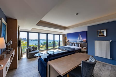 Photo of the whole room, Sea view