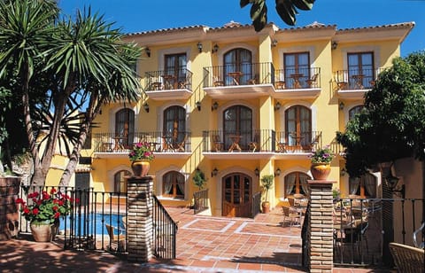 Property building, Patio, Facade/entrance, Balcony/Terrace