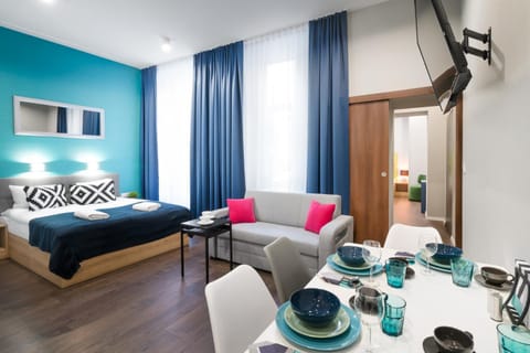Coffee/tea facilities, Kitchen or kitchenette, Living room, Food and drinks, Photo of the whole room, Decorative detail, Seating area, Dining area, Bedroom