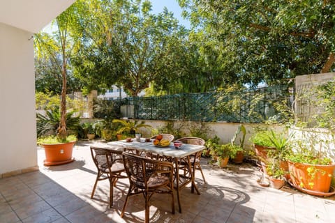 Property building, Balcony/Terrace, Living room