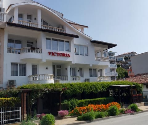 Property building, Facade/entrance, Balcony/Terrace, Garden view