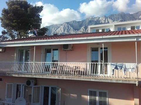 Property building, Balcony/Terrace, Mountain view