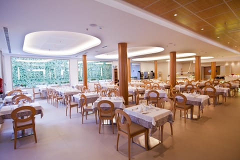 Restaurant/places to eat, Buffet breakfast