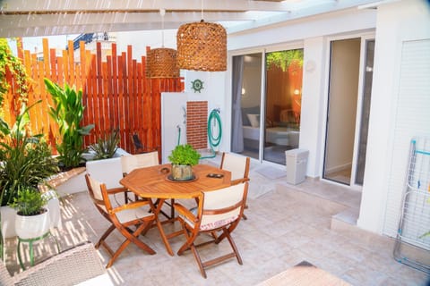 Summer, Inner courtyard view